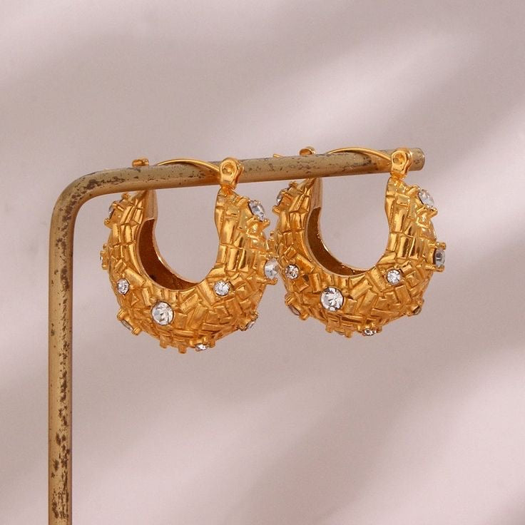 एस्ट्री इयररिंग्स